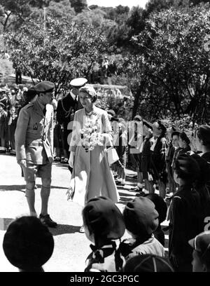 Während des Besuchs von Königin Elizabeth II. In Gibraltar mit dem Herzog von Ediburgh überprüften sie die Pfadfinder und Mädchen-Guides, Jungen und Brownies in den Almeda-Gärten. Foto zeigt: Die Königin läuft entlang der Linie von Pfadfinder, Mädchen Führer, etc. Mit ihr ist die Gibraltar Scout Commissioner . 11 Mai 1954 Stockfoto