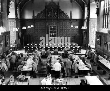 Der Prinz von Wales, der im vergangenen Monat 18 Jahre alt war, wird im nächsten Herbst am Trinity College in Cambridge teilnehmen, und zwar für einen Zeitraum, der voraussichtlich nicht weniger als zwei Jahre dauern wird. Dies wurde gestern Abend vom Buckingham Palace angekündigt. Der Großvater des Prinzen, König George VI., und sein Großonkel, der Herzog von Glouchester, gingen beide an die gleiche Hochschule. Er wird wahrscheinlich in Cambridge leben, Geschichte und eine moderne Sprache lesen. Fotoshow: Ein Blick auf die Szene im Speisesaal des Trinity College, Cambridge. 5. Dezember 1966 Stockfoto