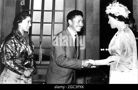 Sherpa Tensing, der Everest-Held, überreichte ihrer Majestät Königin Elizabeth II. (Rechts) ein Buch, hinter Tensing steht links diese Tochter. Das Buch war eine Kopie des Helden des Everest von Brig geschrieben. Gyan Singh, der 1960 die erste indische Expedition zum Everest leitete, wurde von der Publikationsabteilung des Ministerium für Information und Rundfunk veröffentlicht. 3. Februar 1961 Stockfoto