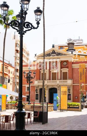 Castellon, Spanien. 14. Juni 2021 - Fassade des Haupttheaters von Castellon, eingeweiht im Jahr 1894, befindet sich auf dem Friedensplatz, Plaza de la Paz, in Stockfoto