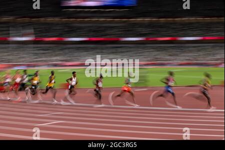 Tokio, Kanto, Japan. August 2021. Läufer treten in den 5000 m der Männer an und treten während der Olympischen Spiele 2020 in Tokio am Freitag, den 6. August 2021 im Olympiastadion von Tokio an. (Bild: © Paul Kitagaki Jr./ZUMA Press Wire) Stockfoto