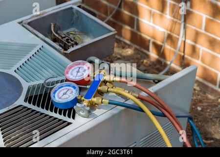 Die Klimaanlage für den Techniker überprüft die Reparatur und Wartung von Klimaanlagen-Messgeräten Stockfoto