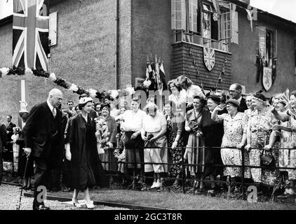 Bei einem Spaziergang mit Lord Rosebery empfängt die Königin, in Marineblau und Weiß, heute (Donnerstag) einen Gruß, einen Jubel und ein Lächeln der Begrüßung durch die schottischen Frauenleute in der Scottish Veterans Garden City in der Balfron Road, Penilee. Sie verließ gerade das Haus von James Scott, Kriegsveteran. Die Fortsetzung ihres Krönungsbesuchs in Schottland, heute, in einer Hitzewelle, erhielt die Königin eine echte herzliche Begrüßung von den Massen. Girlanden, Union Jacks und Shields waren viel in den Dekorationen zu sehen. 25. Juni 1953 Stockfoto