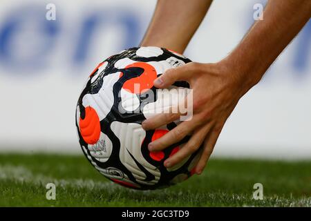 Nike Strike Aerowsculpt 2021/22 Offizieller Premier League-Spielball wird platziert - Norwich City gegen Gillingham, Pre-Season Friendly, Carrow Road, Norwich, Großbritannien - 3. August 2021 Stockfoto