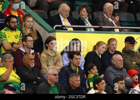 Gemeinsame Mehrheitsaktionäre von Norwich City, Delia Smith CBE und Ehemann, Michael Wynn-Jones - Norwich City / Gillingham, Pre-Season Friendly, Carrow Road, Norwich, Großbritannien - 3. August 2021 Stockfoto