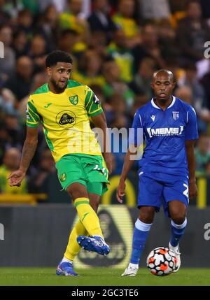 Andrew Omobamidele von Norwich City und David Tutonda von Gillingham - Norwich City / Gillingham, Pre-Season Friendly, Carrow Road, Norwich, Großbritannien - 3. August 2021 Stockfoto