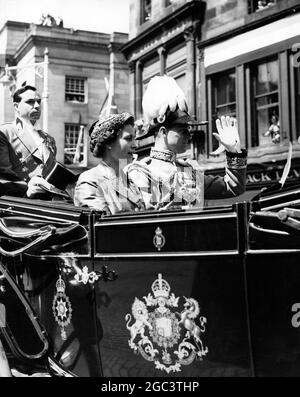 Die Königin und der Herzog von Edinburgh nach dem Scottish National Service. Die Königin mit dem Herzog von Edinburgh, der heute (Mittwoch) die St. Giles's Cathedral in Edinburgh verlässt, nachdem er den Scottish National Service of Thanksgiving and Dedication besucht hat. Der Gottesdienst war Teil des siebentägigen königlichen Besuchs in Schottland. 24. Juni 1953 Stockfoto