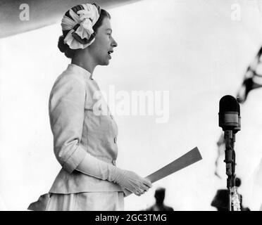 Königin Elizabeth II. Antwortet auf eine Begrüßungsrede in Timaru, auf der Südinsel Neuseelands. Ihre Majestät war von Long Bech dorthin gefahren, um nach einer kurzen Rast von den Strapazen ihrer Tour in den königlichen Zug zurückzutreten. 2. Februar 1954 Stockfoto