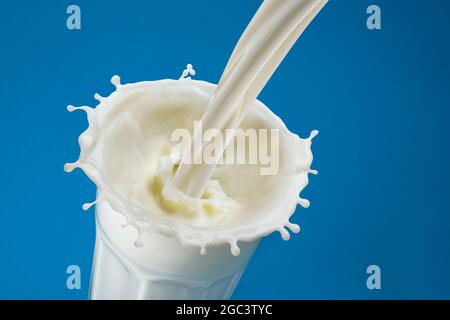 Gießen von Milch im Glas, Draufsicht Stockfoto