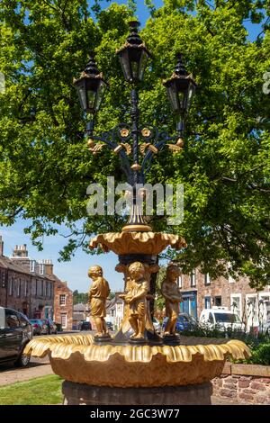 Restaurierter viktorianischer Brunnen aus Gusseisen, East Linton, East Lothian, Schottland Stockfoto