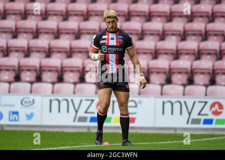 Wigan, Großbritannien. August 2021. Jack Ormondroyd (25) von Salford Red Devils beim Warm-up in Wigan, Großbritannien am 8/6/2021. (Foto von Simon Whitehead/News Images/Sipa USA) Quelle: SIPA USA/Alamy Live News Stockfoto