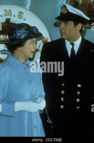 Königin Elizabeth II. Mit Prinz Andrew auf der HMS Invincible , nach seiner Rückkehr aus dem Falklandkrieg 18. September 1982 Stockfoto