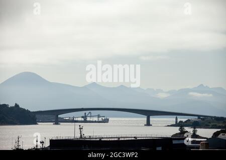 Skye Road Bridge mit den Cuillin Hills im Hintergrund Stockfoto