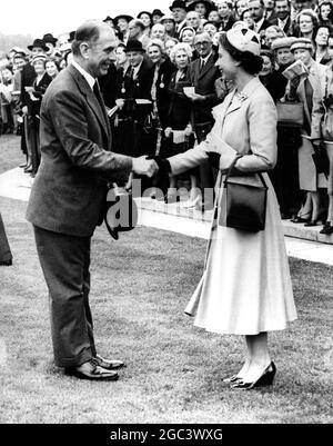 Marchese Incisa della Rocchetta erhält Glückwünsche von HM the Queen, nachdem sein Pferd Ribot am 21. Juli 1956 den König Georg VI. Und die Königin Elizabeth Stakes bei Ascot gewonnen hatte Stockfoto