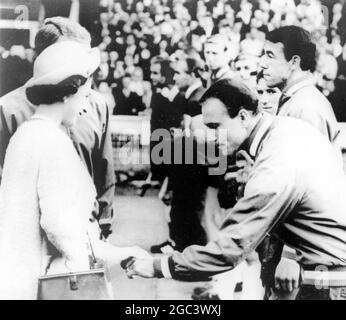 ALF imeets die Queen 1966 World Cup Football England Teammanagerin, Alf Ramsay, schüttelt beim Eröffnungsspiel der Weltmeisterschaft, England gegen Uruguay, in Wembley Hand mit Queen Elizabeth II. 11. Juli 1966 Stockfoto