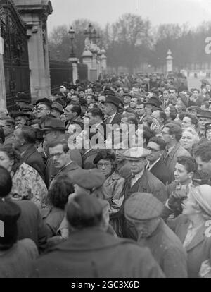 NACHRICHTEN EINE Szene außerhalb des Buckingham Palace , London , Während sich immer noch Menschenmengen in den Palast scharen, um die neuesten Nachrichten zu hören und die neuesten Bulletins über die Gesundheit von Prinzessin Elizabeth und ihrem gestern geborenen Sohn zu lesen. 15. November 1948 Stockfoto