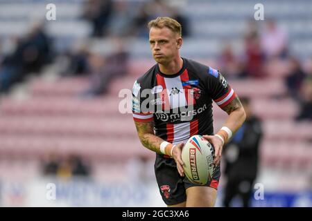 Wigan, Großbritannien. August 2021. Kevin Brown (7) von Salford Red Devils am 8/6/2021 in Wigan, Großbritannien, im Einsatz. (Foto von Simon Whitehead/News Images/Sipa USA) Quelle: SIPA USA/Alamy Live News Stockfoto