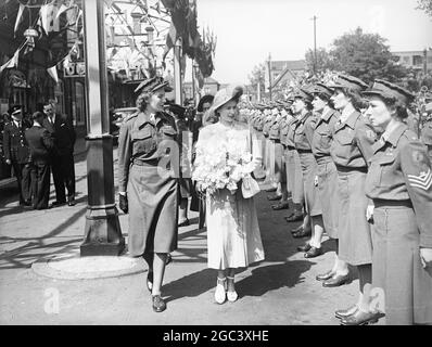 PRINZESSIN ELIZABETH BESUCHT COVENTRY . Ihre Königliche Hoheit PRINZESSIN ELIZABETH besuchte Coventry und eröffnete ein neues Stadtzentrum. Der Bürgermeister von Coventry , Stadtrat WH . Malcom, machte mehrere Präsentationen an die Prinzessin, darunter der niederländische Botschafter, Herr. Lewis Silkin, Minister für Stadt- und Landplanung, und der Burgomaster von Arnem, CG. Matser DAS BILD ZEIGT:- Ihre Königliche Hoheit PRINZESSIN ELIZABETH inspiziert eine Ehrenwache der ATS bei ihrem Besuch in Coventry. MAI 22 1948 Stockfoto