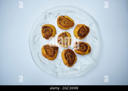 Blick von oben auf den indischen traditionellen würzigen Snack Bhakarwadi auch bekannt als Bakarwadi, Bakarvadi, Pinwheel samosa frittierten Maharastrian, gujarati Snack Serv Stockfoto