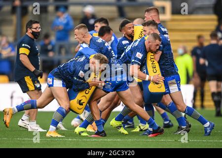 Leeds, Großbritannien. August 2021. Brad Dwyer (14) von Leeds Rhinos und Ash Handley (5) von Leeds Rhinos in Leeds, Vereinigtes Königreich am 8/6/2021. (Foto von Craig Thomas/News Images/Sipa USA) Quelle: SIPA USA/Alamy Live News Stockfoto