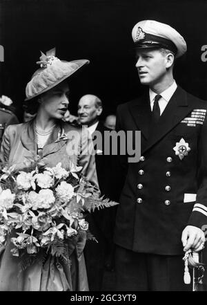 Freedom of London für den Herzog von Edinburgh Massen säumten den Weg vom Buckingham Palace zur Guildhall, um den Herzog von edinburgh in Begleitung seiner Frau Prinzessin Elizabeth in die Guildhall zu fahren, wo der Herzog die Freiheit der Stadt London erhielt. 8. Juni 1948 Stockfoto