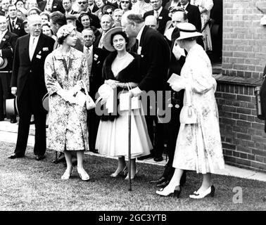 Rennen - das Royal Ascot Meeting - 2. Tag HM Queen Elizabeth II und HRH Princess Margaret plaudern mit Capt Boyd Rochfort, nachdem Almeria von Ihrer Majestät am 19. Juni 1957 die Ribblesdale Stakes gewonnen hatte Stockfoto