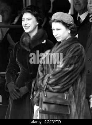 Wir warten darauf, Königin Elizabeth, die Königin Mutter, von ihrer Commonwealth-Tour zu treffen. Foto-Shows: Königliche Sisster warten darauf, ihre Mutter am Londoner Flughafen zu begrüßen. Ihre Königliche Hoheit Prinzessin Margaret, die sich offensichtlich sehr über den Gedanken an die Rückkehr ihrer Mutter aufgeregt hat, steht neben der Königin HM am 13. März 1958 Stockfoto