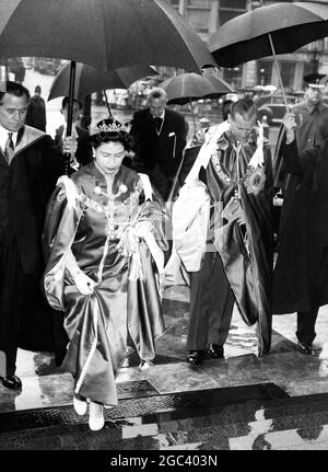 Im Regen treffen die Königin und der Herzog von Edinburgh in den Roben des Order of the British Empire heute Morgen in der St. Paul's Cathedral ein, um den Gottesdienst zur Eröffnung der Kapelle des Ordens in London, England, zu besuchen. 20 Mai 1960 Stockfoto