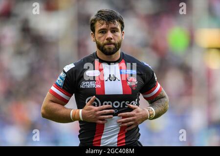 Wigan, Großbritannien. August 2021. Andy Ackers (9) von Salford Red Devils am 8/6/2021 in Wigan, Großbritannien, im Einsatz. (Foto von Simon Whitehead/News Images/Sipa USA) Quelle: SIPA USA/Alamy Live News Stockfoto