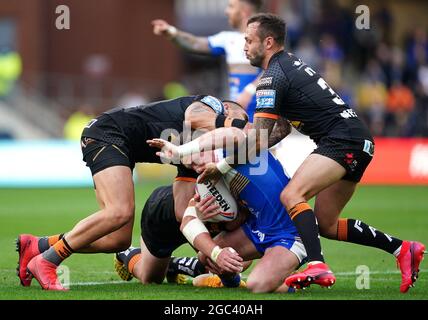 James Donaldson von Leeds Rhinos (Mitte) wurde von Gareth O'Brien von Castleford Tigers (rechts) während des Betfred Super League-Spiels im Emerald Headingley Stadium in Leeds angegangen. Bilddatum: Freitag, 6. August 2021. Stockfoto