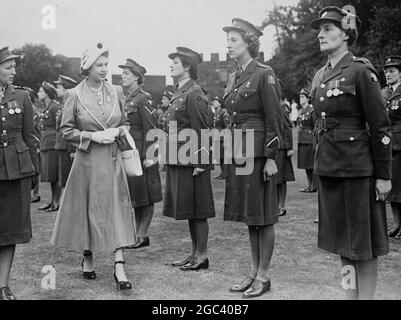 PRINZESSIN AUF DER ROYAL SHOW Prinzessin Elizabeth, die diesjährige Präsidentin der Royal Agricultural Society, besuchte die Show der Gesellschaft in Shrewsbury, begleitet vom Herzog von Edinburgh. Die Prinzessin wird gesehen, wie sie die W.R.A.C. inspiziert Ehrenwache in Begleitung des Kommandanten der Garde, Junior Commander J. TAU. Juli 6 1949 Stockfoto