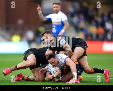 James Donaldson von Leeds Rhinos (Mitte) wurde von Gareth O'Brien von Castleford Tigers (rechts) während des Betfred Super League-Spiels im Emerald Headingley Stadium in Leeds angegangen. Bilddatum: Freitag, 6. August 2021. Stockfoto