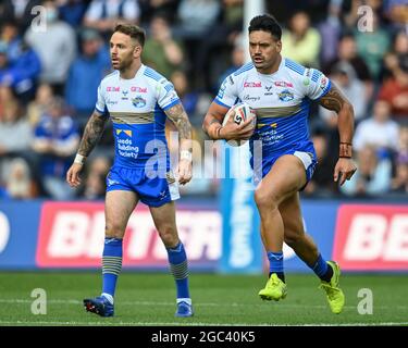 Leeds, Großbritannien. August 2021. Zane Tetevano (13) von Leeds Rhinos bricht mit dem Ball in Leeds, Vereinigtes Königreich am 8/6/2021. (Foto von Craig Thomas/News Images/Sipa USA) Quelle: SIPA USA/Alamy Live News Stockfoto