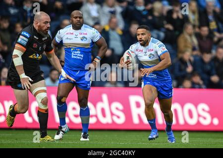 Leeds, Großbritannien. August 2021. Kruise Leeming (9) von Leeds Rhinos bricht mit dem Ball in Leeds, Vereinigtes Königreich am 8/6/2021. (Foto von Craig Thomas/News Images/Sipa USA) Quelle: SIPA USA/Alamy Live News Stockfoto