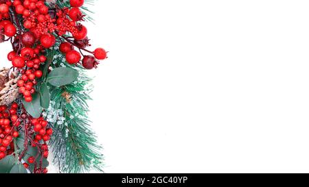 Designvorlage für Grußkarten für das neue Jahr. Fröhliches weihnachtsbanner mit schönem Kranz und Dekor. Tannenzapfen, Tannenzweige, Stechpalme und rote berri Stockfoto