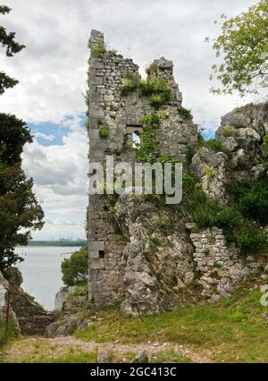 Ruinen eines Turms des alten mittelalterlichen Schlosses von Duino, in der Nähe von Triest, Italien Stockfoto