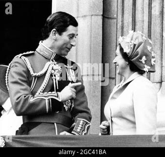 Prinz Charles in der Uniform des Oberst der Welsh Guards im Gespräch mit Prinzessin Margaret auf dem Balkon des Buckingham Palace / Trooping the Color 16. Juni 1979 Stockfoto