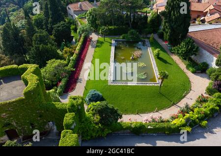 DUINO, Italien - 5. Juni 2021: Panoramablick auf den Park des Schlosses von Duino in der Nähe von Triest Stockfoto