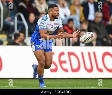 Leeds, Großbritannien. August 2021. Kruise Leeming (9) von Leeds Rhinos übergibt den Ball in Leeds, Vereinigtes Königreich am 8/6/2021. (Foto von Craig Thomas/News Images/Sipa USA) Quelle: SIPA USA/Alamy Live News Stockfoto