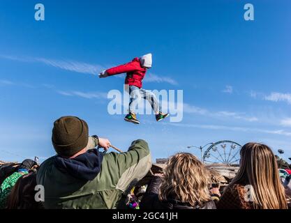 Die traditionelle Decke Toss in fur Rondy, Anchorage, Alaska, USA Stockfoto