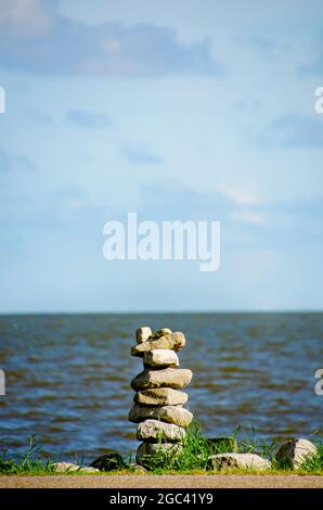 Die Felsen werden am Straßenrand von Portersville Bay, 13. Juli 2021, in CODEN, Alabama, gestapelt. Rock Balancing oder Stein Balancing ist ein Hobby für einige. Stockfoto