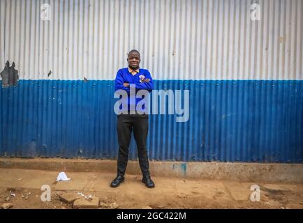 Nairobi, Kenia. Juli 2021. Der 18-jährige Retter Omondi, ein lokaler Künstler, macht ein Foto außerhalb seines Schulgeländes im Raila Educational Center in Nairobi.ein 18-jähriger Künstler, geboren und aufgewachsen in Kibera, aus einer fünfköpfigen Familie, Er begann seine Liebe zur Kunst bereits 2009, indem er die meisten Fähigkeiten von seinem Vater, der Kunst machte, aber nicht auf ein professionelles Niveau, kopierte und erlernte. Omondis Hauptaugenmerk lag darauf, seine Heimat durch seine Kunstwerke darzustellen und davon zu träumen, nach seinem Studium das Beste aus seiner Kunst herauszuholen. (Bild: © Donwilson Odhiambo/SOPA Images via ZUMA Press Wire) Stockfoto