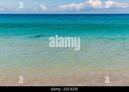 Das wunderschöne Wasser und der weiße Sand des Manini'owali Beach und der Kua Bay, Kekaha Kai, State Park, Hawaii Island, Hawaii, USA Stockfoto