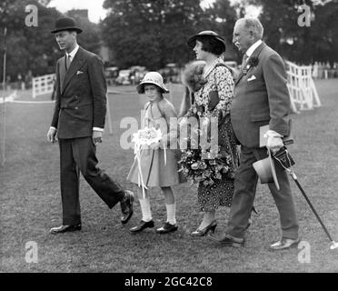 Königin Elizabeth als Kind mit ihren Eltern, dem Herzog und der Herzogin von York, auf der Richmond Horse Show im Jahr 1935, als die Königin im Juni 1935 neun Jahre alt war Stockfoto