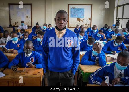 Nairobi, Kenia. Juli 2021. Der 18-jährige Retter Omondi, ein lokaler Künstler, posiert in seiner Klasse im Raila Educational Center in Nairobi für ein Foto.ein 18-jähriger Künstler, geboren und aufgewachsen in Kibera, aus einer fünfköpfigen Familie, Er begann seine Liebe zur Kunst bereits 2009, indem er die meisten Fähigkeiten von seinem Vater, der Kunst machte, aber nicht auf ein professionelles Niveau, kopierte und erlernte. Omondis Hauptaugenmerk lag darauf, seine Heimat durch seine Kunstwerke darzustellen und davon zu träumen, nach seinem Studium das Beste aus seiner Kunst herauszuholen. (Bild: © Donwilson Odhiambo/SOPA Images via ZUMA Press Wire) Stockfoto