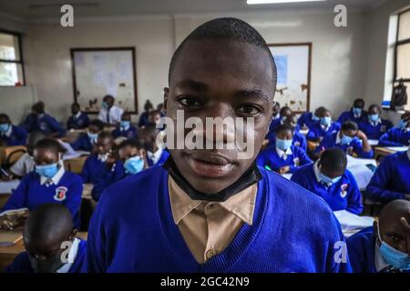 Nairobi, Kenia. Juli 2021. Der 18-jährige Retter Omondi, ein lokaler Künstler, posiert in seiner Klasse im Raila Educational Center in Nairobi für ein Foto.ein 18-jähriger Künstler, geboren und aufgewachsen in Kibera, aus einer fünfköpfigen Familie, Er begann seine Liebe zur Kunst bereits 2009, indem er die meisten Fähigkeiten von seinem Vater, der Kunst machte, aber nicht auf ein professionelles Niveau, kopierte und erlernte. Omondis Hauptaugenmerk lag darauf, seine Heimat durch seine Kunstwerke darzustellen und davon zu träumen, nach seinem Studium das Beste aus seiner Kunst herauszuholen. (Bild: © Donwilson Odhiambo/SOPA Images via ZUMA Press Wire) Stockfoto