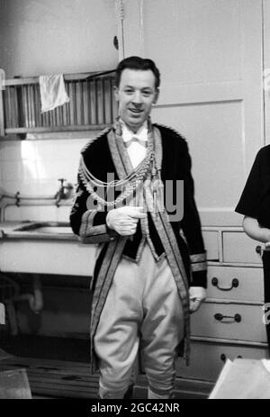 Hinter den Kulissen bei einem Staatsbankett. Bankett für Königin Elizabeth II. Im Mansion House, London nach ihrer Commonwealth Tour im Jahr 1954. Die Catering-Firma von Ring & Brymer (Birch's) Ltd hat die Verpflegung bei jedem Krönungsbankett der Corporation of London seit der Krönung von Königin Victoria übernommen und hat mehr gekrönte Köpfe als jedes andere Unternehmen auf der Welt betreut. 19. Mai 1954 Fotoausstellungen: Feinwaren in der Spülküche. Einer der Fußmänner des Oberbürgermeisters Stockfoto