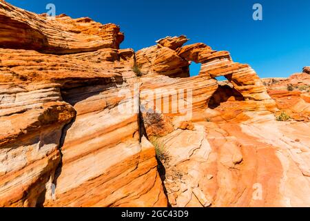 Unnamed Arch in der Nähe der Upper Fire Canyon Wash, Valley of Fire State Park, Nevada, USA Stockfoto