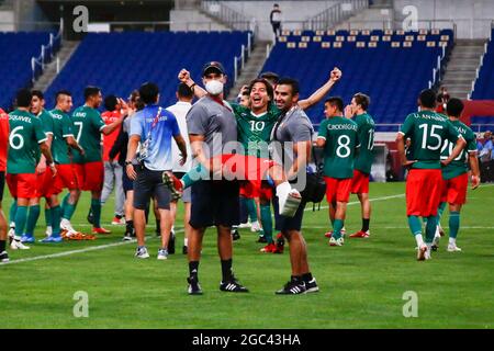 Saitama, Japan. August 2021. Der Mexikaner DIEGO LAINEZ (10) feiert, nachdem er während der Olympischen Spiele 2020 in Tokio im Saitama-Stadion das Bronzemedaillenspiel der Fußballmänner zwischen Mexiko und Japan gewonnen hat. Mexiko besiegt Japan 3:1. (Bild: © Rodrigo Reyes Marin/ZUMA Press Wire) Stockfoto