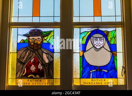 Buntglasfenster, die Pater Damien Deveuster und Mutter Marianne Cope, die Star of the Sea Painted Church, Kalapana, Hawaii Island, Hawaii, Stockfoto